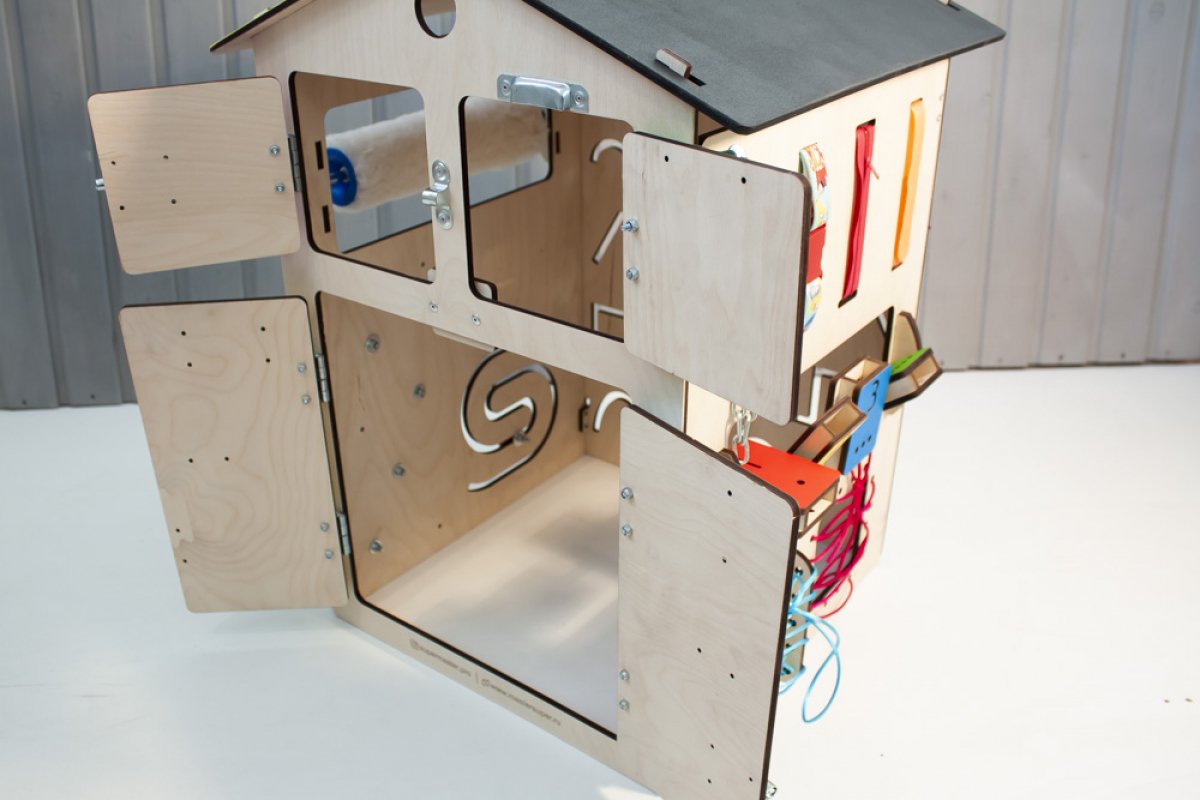 Бизиборд Домик с доской для мела