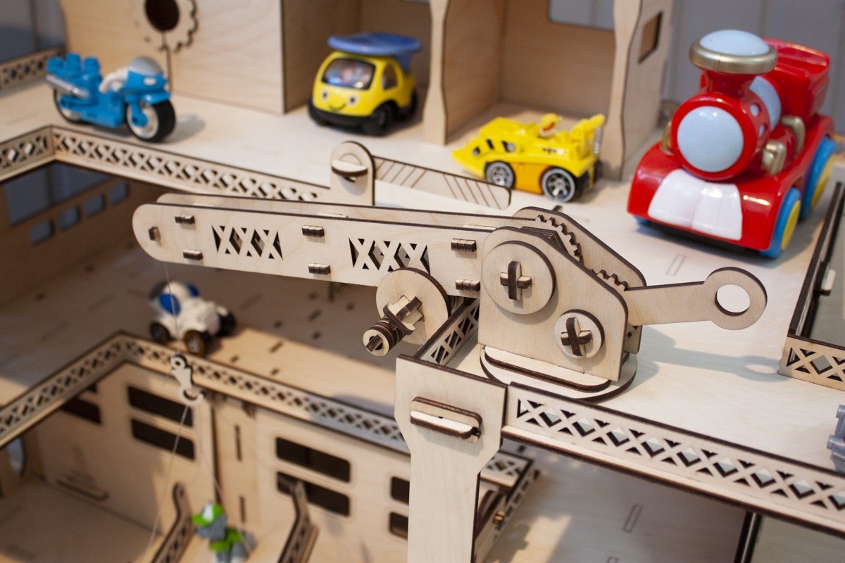 Деревянная парковка с лифтом и краном