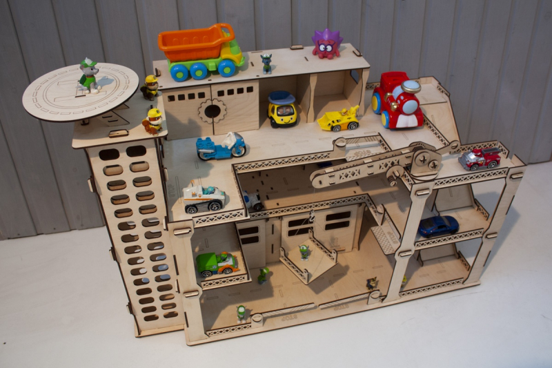 Деревянная парковка с лифтом и краном