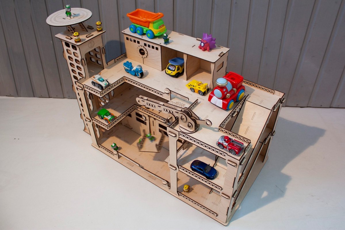 Деревянная парковка с лифтом и краном