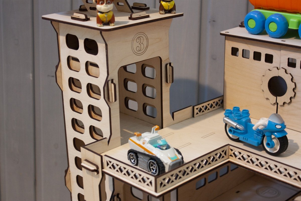 Деревянная парковка с лифтом и краном