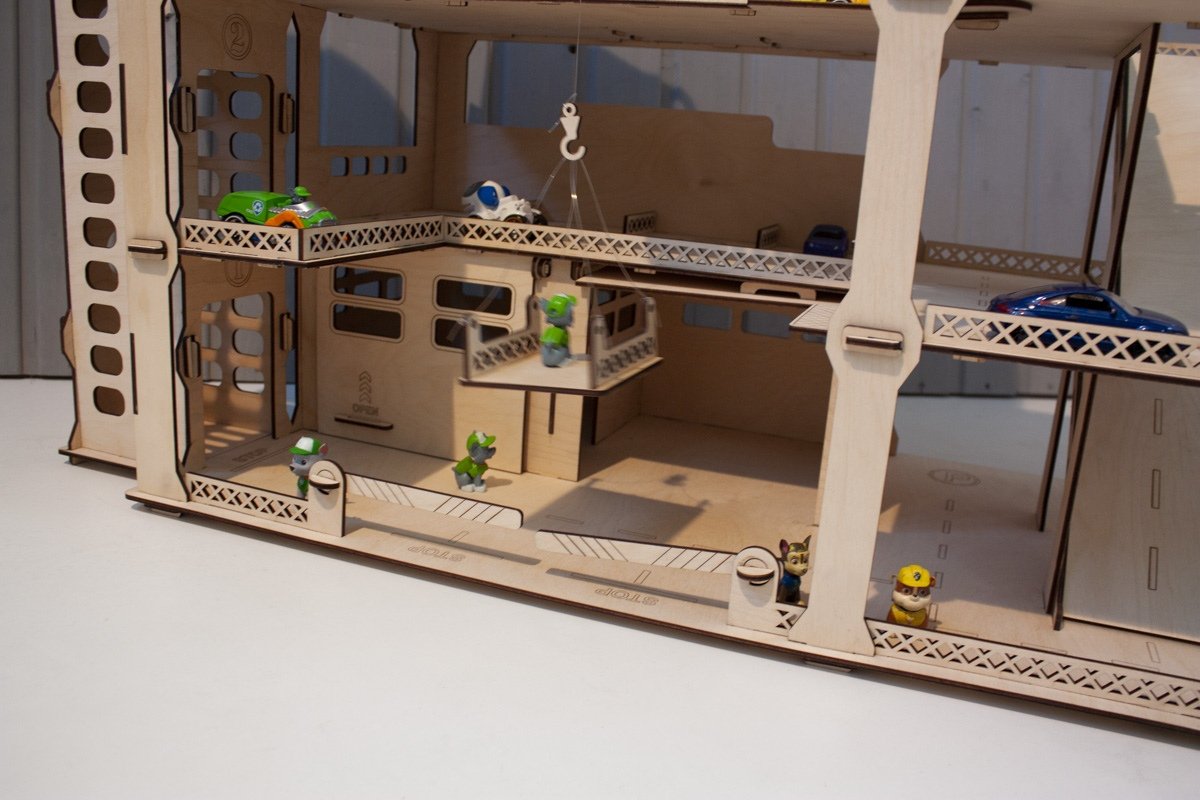 Деревянная парковка с лифтом и краном